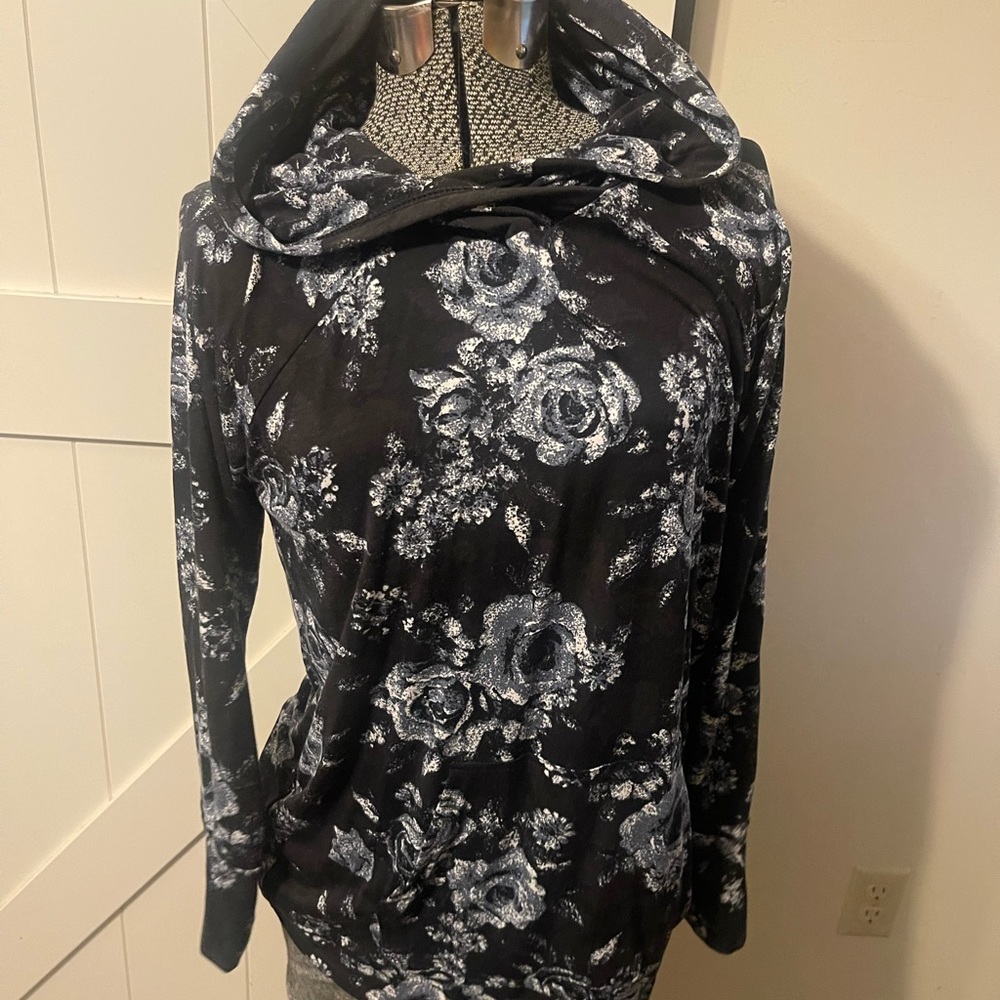 Gently used Lularoe hooded Amber with front pockets. Very Comfortable